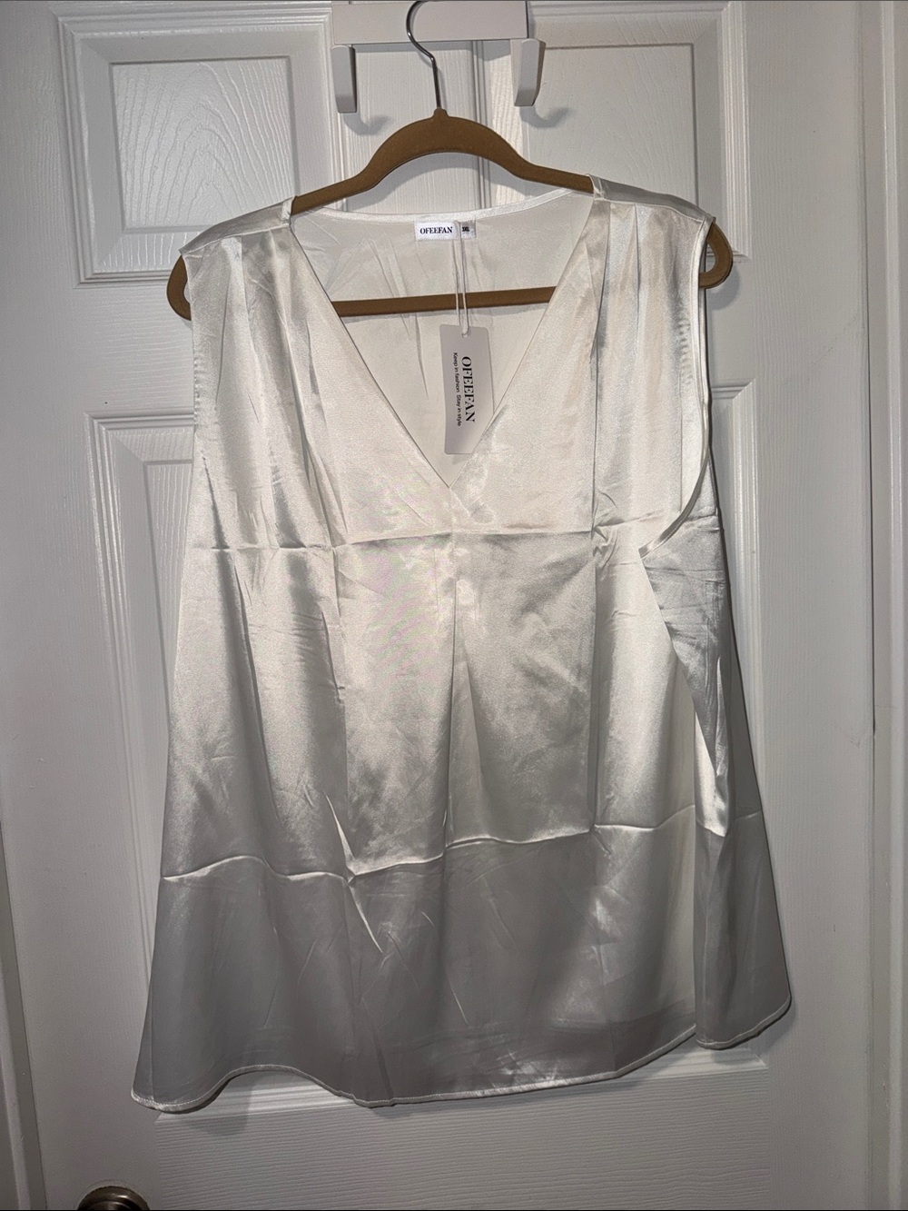 OFEFAN Satin V-Neck Sleeveless Top in White